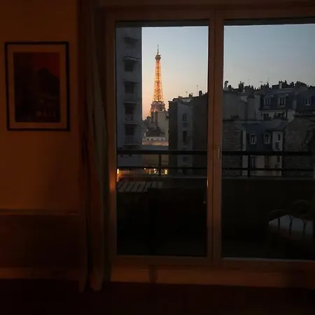 Superb Apartment With Balcony & Eiffel Tower View